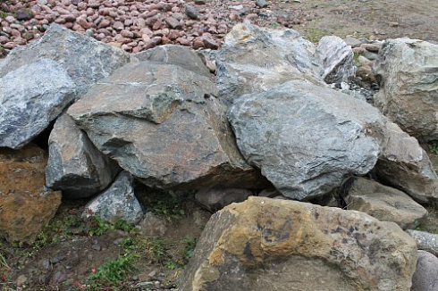 Kamenclub.ru: Змеевик скальник фр. 500-1500 мм.  купить в Красноярске змеевик зеленый серый черный глыба скальная колотая 7500 руб/т   фото КАМЕНЬ КЛУБ