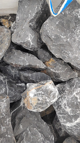 Kamenclub.ru: Черный мрамор скальник фр. 100-500 мм.  купить в Красноярске мрамор черный белый серый крупный колотый валун ландшафтный 8500 руб/т   фото КАМЕНЬ КЛУБ