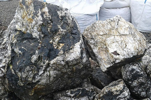 Kamenclub.ru: Черный гранит - кварцит фр. 100-500 мм.  купить в Красноярске мрамор гранит черный с белыми прожилками, серый, белый валун скальный колотый 7000 руб/т   фото КАМЕНЬ КЛУБ