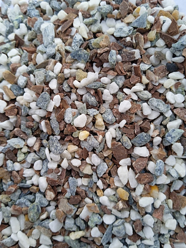 Kamenclub.ru: Мраморная крошка (щебень галтованный микс:белый-черный-розовый-медовый) фр.5-10 мм.  купить в Красноярске мрамор белый, медовый, черный, розовый мраморный галтованный щебень декоративный ландшафтный 15500 руб/т   фото КАМЕНЬ КЛУБ