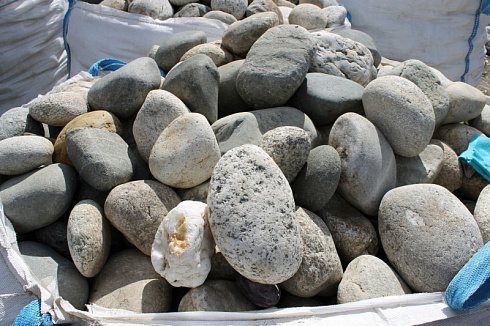 Kamenclub.ru: Речной валун (Ассорти) фр.100-300 мм.  купить в Красноярске галечник серый, темно-серый, светло-серый речная галька крупных размеров 4200 руб/т   фото КАМЕНЬ КЛУБ