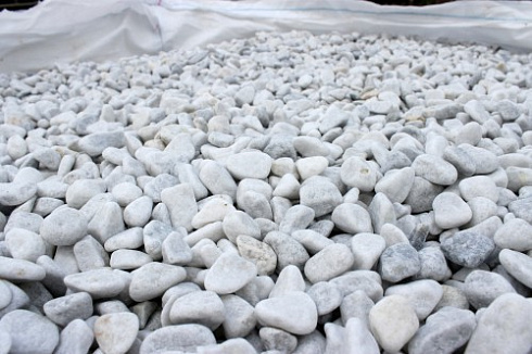 Kamenclub.ru: Мраморная крошка (щебень галтованный белый) фр.10-20 мм.  купить в Красноярске мрамор белый, молочный, айвори окатанный округлый декоративный ландшафтный щебень 17000 руб/т   фото КАМЕНЬ КЛУБ