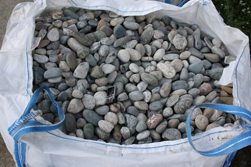 Kamenclub.ru: Галька речная окат (ассорти) фр. 50-100 мм. купить  в Красноярске галька природная округлая серая белая черная серая коричневая синяя галька речная окатанная округлая 6200 руб/т   фото КАМЕНЬ КЛУБ