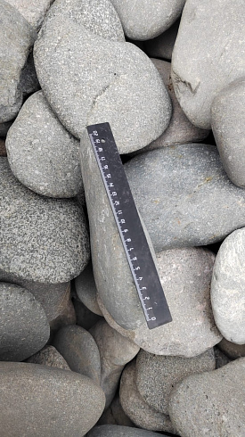 Kamenclub.ru: Галька речная плоская (темно-серая) фр. 70-150 мм. купить  в Красноярске галечник природный темно-серый серый синий речная плоская природная окатанная  9000 руб/т   фото КАМЕНЬ КЛУБ