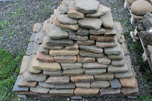 Kamenclub.ru: Песчаник галтованный для облицовки (фр. 2-5 см)  купить в Красноярске песчник рыжий желтый серый песчаник окатанный речной 6 000 руб/т   фото КАМЕНЬ КЛУБ