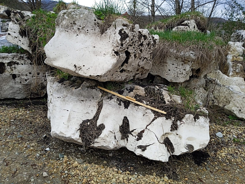 Kamenclub.ru: Выветренный известняк (степной) фр. 500-1500 мм.  купить в Красноярске    10000 руб/т   фото КАМЕНЬ КЛУБ