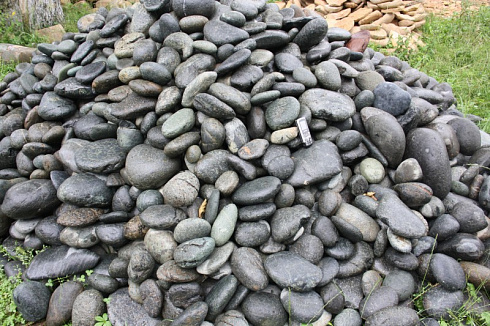 Kamenclub.ru: Темно-серый валунчик фр.100-300 мм.  купить в Красноярске крупный природный камень серый, темно-серый, светло-серый речная галька большого размера окатанная 4500 руб/т   фото КАМЕНЬ КЛУБ