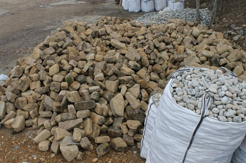 Kamenclub.ru: Песчаник для строительства и кладки блочный (фр 100-200 мм)  купить в Красноярске песчаник бежевый серый рыжий валун мелкий для строительства песчаник 6500 руб/т   фото КАМЕНЬ КЛУБ