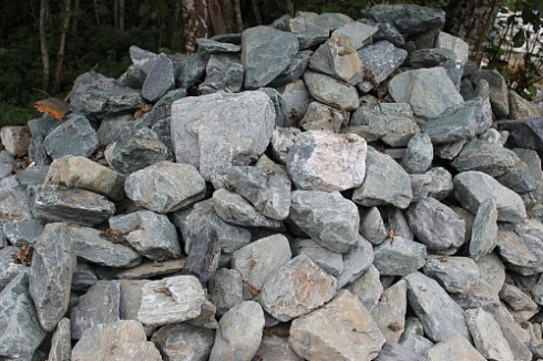 Kamenclub.ru: Гранит скальник (серо-зеленый) фр. 100-500 мм.  купить в Красноярске гранит зеленый, серый, салатовый крупный ландшафтный валун 6 000 руб/т   фото КАМЕНЬ КЛУБ