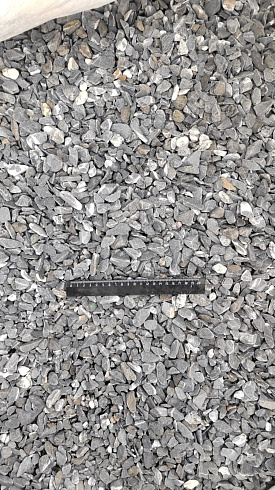 Kamenclub.ru: Щебень галтованный черный (мрамор) фр.10-20 мм.  купить в Красноярске мрамор черный с белыми прожилками, черный, белый окатанный округлый ландшафтный декоративный щебень 15000 руб/т   фото КАМЕНЬ КЛУБ