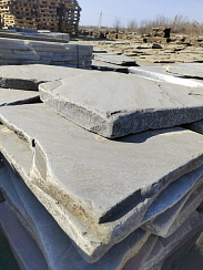 Kamenclub.ru: Песчаник пластушка галтованная светло-серая (3,0 см)  купить в Красноярске песчаник светло-серый, серый ландшафтный камень рваный колотый 21000 руб/м3   фото КАМЕНЬ КЛУБ