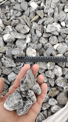 Kamenclub.ru: Щебень галтованный черный (мрамор) фр.40-70 мм.  купить в Красноярске мрамор черный с белыми прожилками, черный, белый щебень галтованный округлый 13500 руб/т   фото КАМЕНЬ КЛУБ