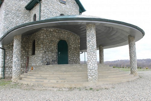 Kamenclub.ru: Галька речная плоская (бело-серая) фр. 100-200-300 мм. купить  в Красноярске галька речная плоская серый, белый, бело-серый, серо-белый речная галька плоская  9000 руб/т   фото КАМЕНЬ КЛУБ