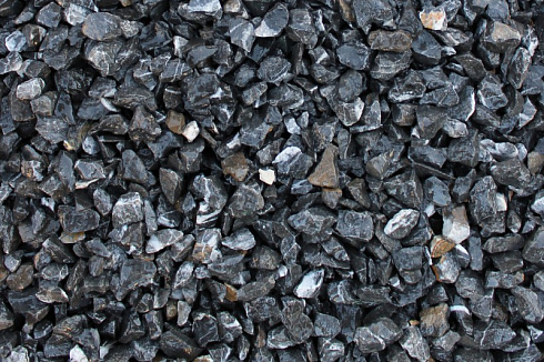 Kamenclub.ru: Щебень крошка черный (мрамор) фр. 5-10 мм.  купить в Красноярске мрамор черный с белыми прожилками, черный, белый мраморная крошка декоративная ландшафтная 11000 руб/т   фото КАМЕНЬ КЛУБ