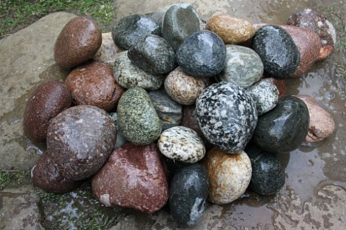 Kamenclub.ru: Галька окат (цветная картошка) фр. 50-100 мм. купить  в Красноярске галька природная окатанная серый белый цветной синий темно-серый коричневый округлый галечник окатанный 6800 руб/т   фото КАМЕНЬ КЛУБ