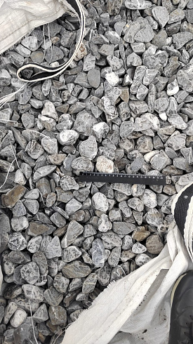 Kamenclub.ru: Щебень галтованный черный (мрамор) фр.40-70 мм.  купить в Красноярске мрамор черный с белыми прожилками, черный, белый щебень галтованный округлый 13500 руб/т   фото КАМЕНЬ КЛУБ