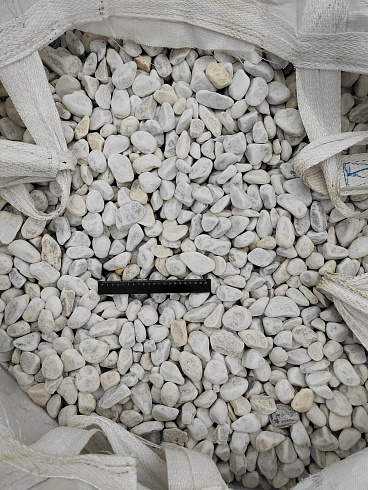 Kamenclub.ru: Мраморная крошка (щебень галтованный белый) фр.40-70 мм.  купить в Красноярске мрамор белый молочный айвори окатанный округлый природный камень 17000 руб/т   фото КАМЕНЬ КЛУБ