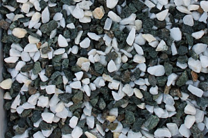 Kamenclub.ru: Мраморная крошка (щебень крошка микс: белый-зеленый) фр. 10-20 мм.  купить в Красноярске мрамор белый, зеленый каменная ландшафтная декоративная крошка щебня 9500 руб/т   фото КАМЕНЬ КЛУБ