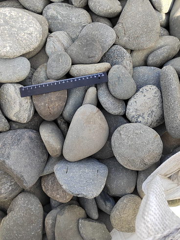 Kamenclub.ru: Галька речная плоская (серо-белая) фр. 70-120 мм. купить  в Красноярске галька галечник речной серый, белый окатанная плоская  природная галька 9000 руб/т   фото КАМЕНЬ КЛУБ