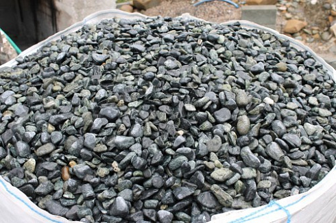 Kamenclub.ru: Щебень галтованный зеленый (змеевик) фр. 20-40 мм.  купить в Красноярске мрамор зеленый, салатовый оголтованный щебень мраморный 12500 руб/т   фото КАМЕНЬ КЛУБ