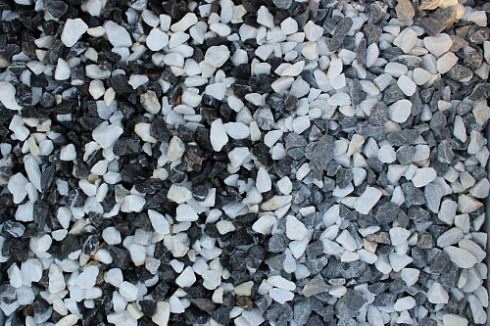 Kamenclub.ru: Мраморная крошка (щебень крошка микс : черный-белый) фр. 10-20 мм.  купить в Красноярске мрамор белый, черный каменная декоративная крошка ландшафтная 12000 руб/т   фото КАМЕНЬ КЛУБ