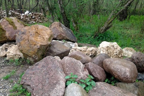 Kamenclub.ru: Конгломераты фр. 300-1000 мм.  купить в Красноярске кварц мрамор диабаз коричневый, серый зеленоватый речной валун крупный 6500 руб/т   фото КАМЕНЬ КЛУБ