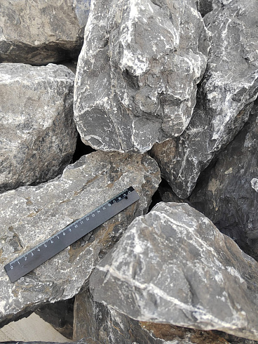 Kamenclub.ru: Черный мрамор скальник фр. 100-500 мм.  купить в Красноярске мрамор черный белый серый крупный колотый валун ландшафтный 8500 руб/т   фото КАМЕНЬ КЛУБ