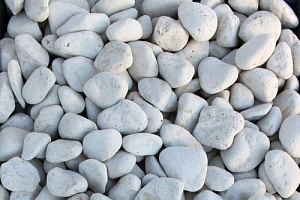 Kamenclub.ru: Щебень галтованный белый (мрамор) фр.5-10 мм.  купить в Красноярске мрамор белый, айвори, молочный каменная мраморная декоративная ландшафтная крошка 17000 руб/т   фото КАМЕНЬ КЛУБ