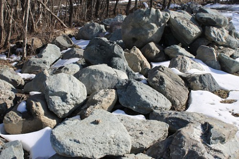 Kamenclub.ru: Гранит скальник (серо-зеленый) фр. 500-1500 мм.  купить в Красноярске гранит мрамор  серый зеленый темно-серый глыба скальная колотая ландшафтная 7 500 руб/т   фото КАМЕНЬ КЛУБ