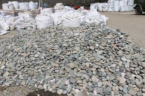 Kamenclub.ru: Галька речная плоская (серо-белая) фр. 70-120 мм. купить  в Красноярске галька галечник речной серый, белый окатанная плоская  природная галька 9000 руб/т   фото КАМЕНЬ КЛУБ