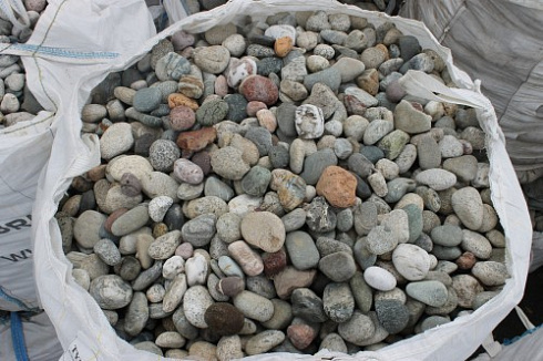 Kamenclub.ru: Галька окат (цветная картошка) фр. 50-100 мм. купить  в Красноярске галька природная окатанная серый белый цветной синий темно-серый коричневый округлый галечник окатанный 6800 руб/т   фото КАМЕНЬ КЛУБ