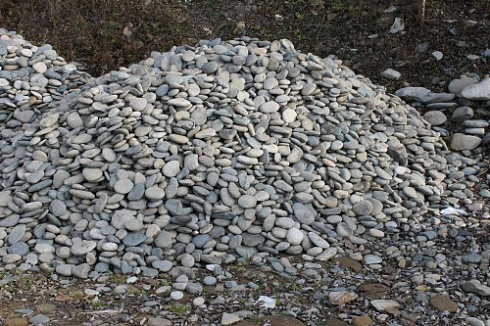 Kamenclub.ru: Галька речная плоская (ассорти) фр. 70-150 мм. купить  в Красноярске галька галечник серый белый темно-серый синий светло-серый плоская природная галька  9000 руб/т   фото КАМЕНЬ КЛУБ