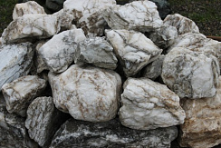 Kamenclub.ru: Мраморизированный известняк фр. 100-500 мм.  купить в Красноярске известняк серый белый темно-серый сероватый валун природного образования окатанный 10500 руб/т   фото КАМЕНЬ КЛУБ