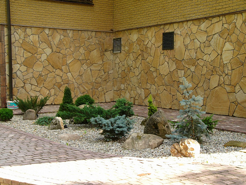 Kamenclub.ru: Песчаник пластушка желтый с разводом под дерево (2 см)  купить в Красноярске плитняк желтый с разводами, желтый, рыжий, серый песчаник пластушка рваная ландшафтная 11 000 руб/м3   фото КАМЕНЬ КЛУБ