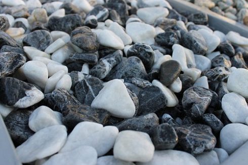 Kamenclub.ru: Мраморная крошка (щебень галтованный микс:: белый-черный) фр.20-40 мм  купить в Красноярске мрамор белый, черный мраморный галтованный щебень 15500 руб/т   фото КАМЕНЬ КЛУБ