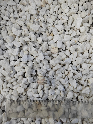 Kamenclub.ru: Мраморная крошка, щебень, цвет-белый, фр. 5-10 мм.  купить в Красноярске мрамор белый, айвори, молочный мраморная каменная крошка ландшафтная 12000 руб/т   фото КАМЕНЬ КЛУБ