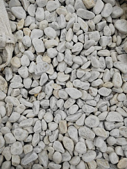 Kamenclub.ru: Мраморная крошка (щебень галтованный белый) фр.40-70 мм.  купить в Красноярске мрамор белый молочный айвори окатанный округлый природный камень 17000 руб/т   фото КАМЕНЬ КЛУБ