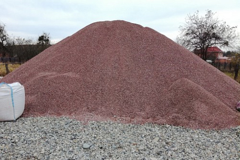 Kamenclub.ru: Мраморная крошка (щебень крошка розовый) фр. 5-10 мм.  купить в Красноярске мрамор розовый, красный щебень колотый ландшафтный декоративный  11000 руб/т   фото КАМЕНЬ КЛУБ