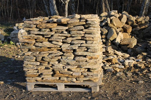 Kamenclub.ru: Песчаник колотый для облицовки (фр. 2-3 см)  купить в Красноярске песчаник бежевый серый рыжий песчаник строительный 5000 руб/т   фото КАМЕНЬ КЛУБ