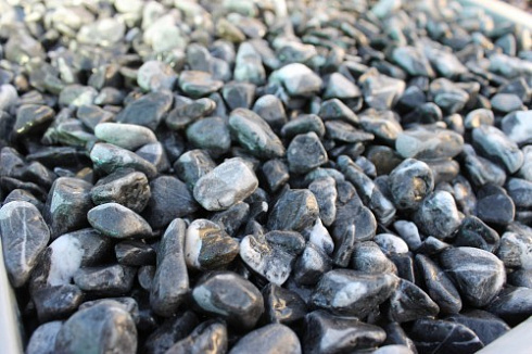 Kamenclub.ru: Щебень галтованный черный (мрамор) фр.10-20 мм.  купить в Красноярске мрамор черный с белыми прожилками, черный, белый окатанный округлый ландшафтный декоративный щебень 15000 руб/т   фото КАМЕНЬ КЛУБ