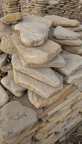 Kamenclub.ru: Песчаник пластушка галтованный желтый с рисунком (3 см)  купить в Красноярске плитняк - пластушка желтый песчаник 21000 руб/м3   фото КАМЕНЬ КЛУБ