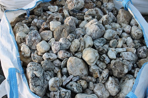 Kamenclub.ru: Кварцевый валунчик фр.100-300 мм.  купить в Красноярске кварц белый, бежевый молочный рыжий крупный природный камень галечник 7850 руб/т   фото КАМЕНЬ КЛУБ