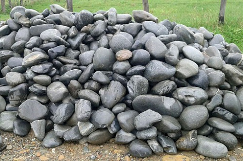 Kamenclub.ru: Темно-серый валунчик фр.100-300 мм.  купить в Красноярске крупный природный камень серый, темно-серый, светло-серый речная галька большого размера окатанная 4500 руб/т   фото КАМЕНЬ КЛУБ