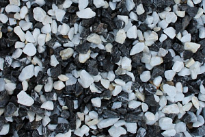 Kamenclub.ru: Мраморная крошка (щебень крошка микс : черный-белый) фр. 10-20 мм.  купить в Красноярске мрамор белый, черный каменная декоративная крошка ландшафтная 12000 руб/т   фото КАМЕНЬ КЛУБ