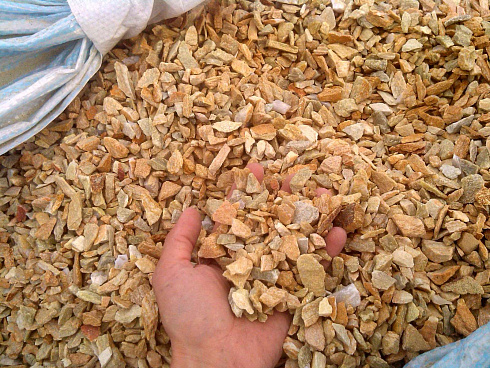 Kamenclub.ru: Щебень крошка желтый (ЗЛАТОЛИТ) фр. 20-40 мм.  купить в Красноярске златолит бежевый, золотистый, желтый декоративная каменная крошка 10800 руб/т   фото КАМЕНЬ КЛУБ