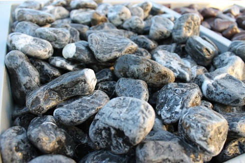 Kamenclub.ru: Щебень галтованный черный (мрамор) фр. 50-100 мм.  купить в Красноярске мрамор черный с белыми прожилками щебень ландшафтный мраморный 15000 руб/т   фото КАМЕНЬ КЛУБ