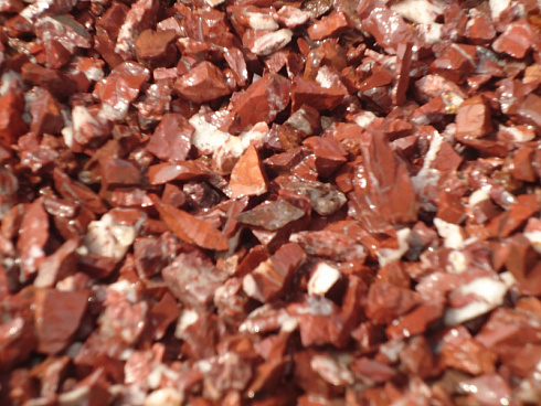 Kamenclub.ru: Щебень крошка красный (ЯШМА) фр. 10-20 мм.  купить в Красноярске яшма красный, бордовый, оранжевый, рыжий декоративный каменный ландшафтный щебень колотый 9000 руб/т   фото КАМЕНЬ КЛУБ