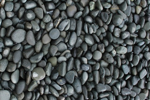 Kamenclub.ru: Галька речная окат (темно-серая) фр. 70-150 мм. купить  в Красноярске галька речная темно-серая, синяя, серая речная галька округлая  8000 руб/т   фото КАМЕНЬ КЛУБ