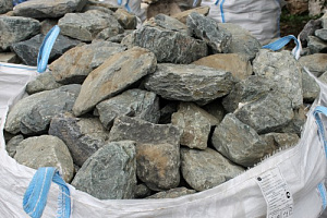 Kamenclub.ru: Гранит скальник (серо-зеленый) фр. 100-500 мм.  купить в Красноярске гранит зеленый, серый, салатовый крупный ландшафтный валун 6 000 руб/т   фото КАМЕНЬ КЛУБ
