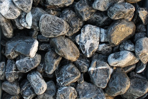 Kamenclub.ru: Щебень галтованный черный (мрамор) фр. 50-100 мм.  купить в Красноярске мрамор черный с белыми прожилками щебень ландшафтный мраморный 15000 руб/т   фото КАМЕНЬ КЛУБ